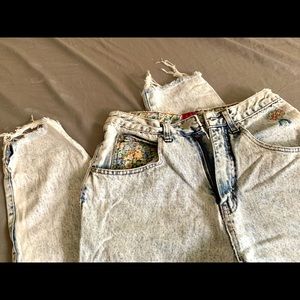 Mom Fit Jeans with Floral Detailing